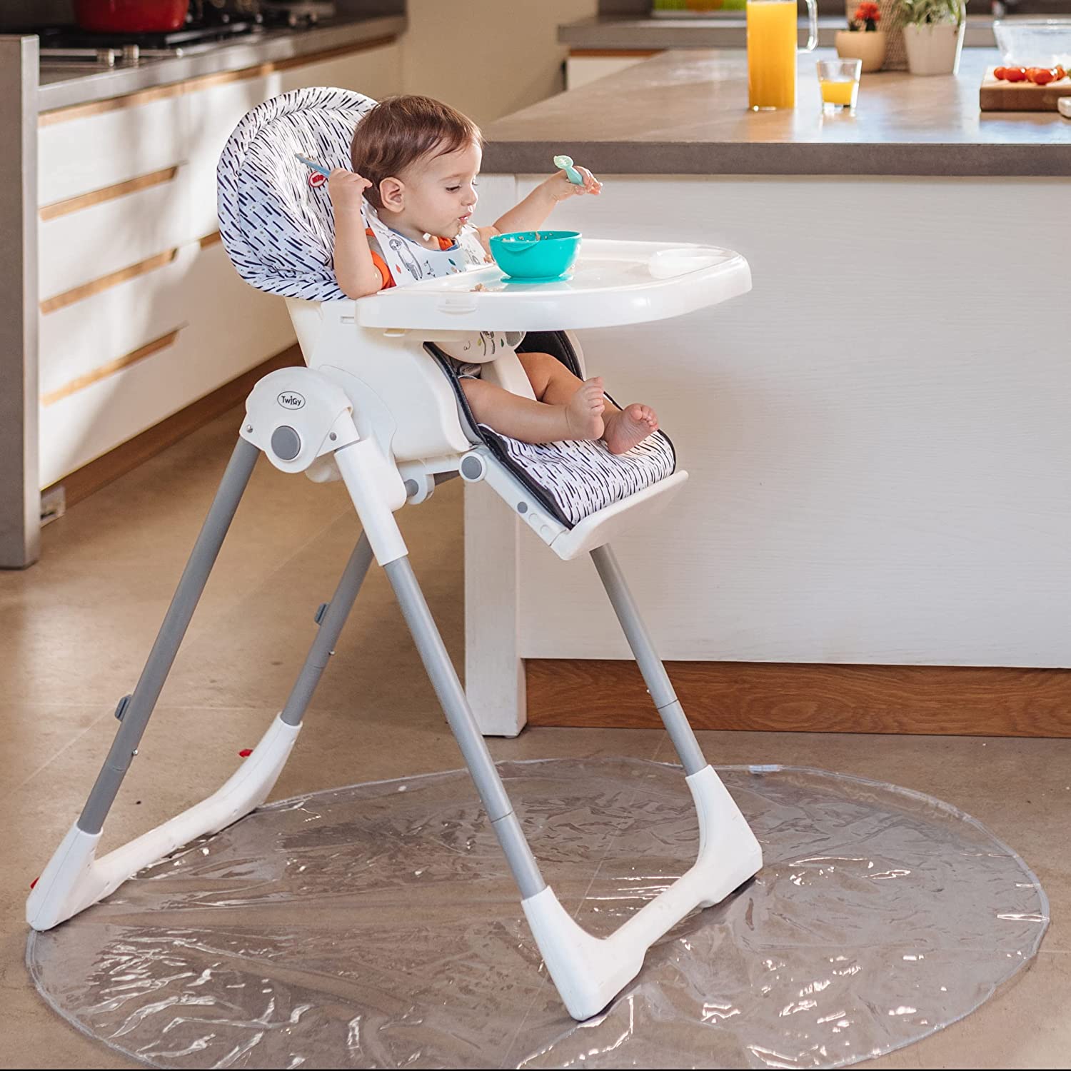 No-Mess Mealtime Floor Mat (2VRQ)