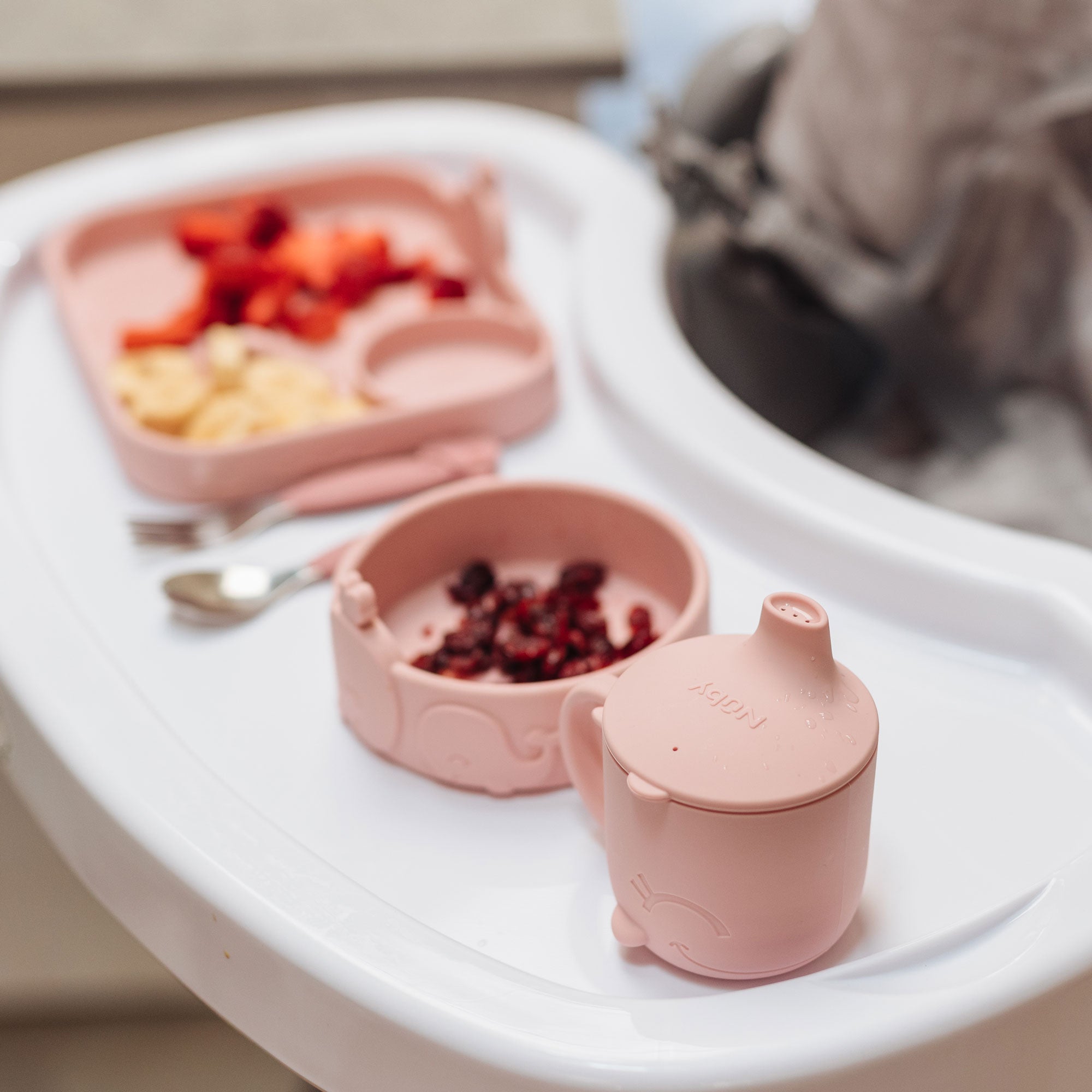 Animal Friends 6-Piece Dinnerware Set - Pink Whale (LUKW)